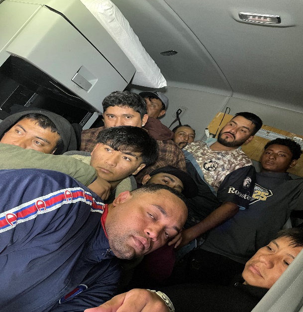 Migrantes Encontrados en Vehículo Comercial: 16 Personas Rescatadas en Texas