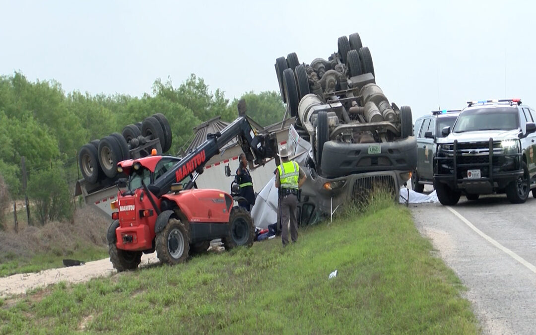 Trágico Accidente en Carretera 44: Hombre Muere al Volcar su Trailer