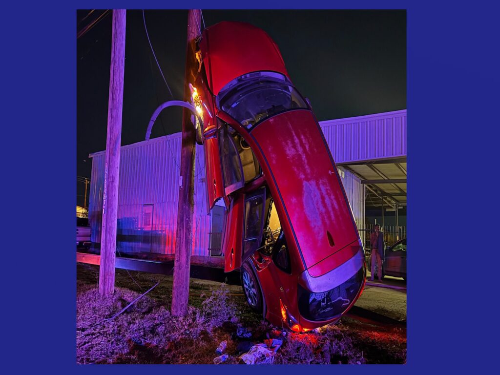 UNA DISCUSIÓN NOCTURNA LLEVÓ AL ARRESTO DE UNA CONDUCTORA DE 18 AÑOS TRAS UN CHOQUE.