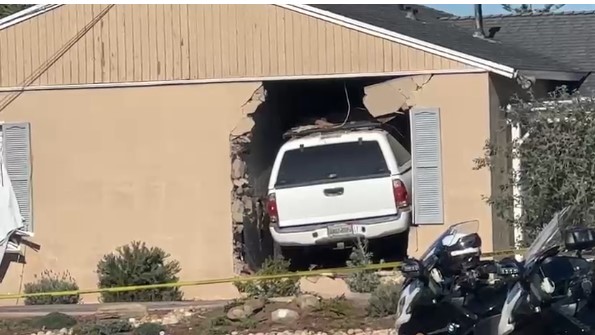 Mujer Muere en Accidente: Vehículo Impacta Vivienda en San Diego
