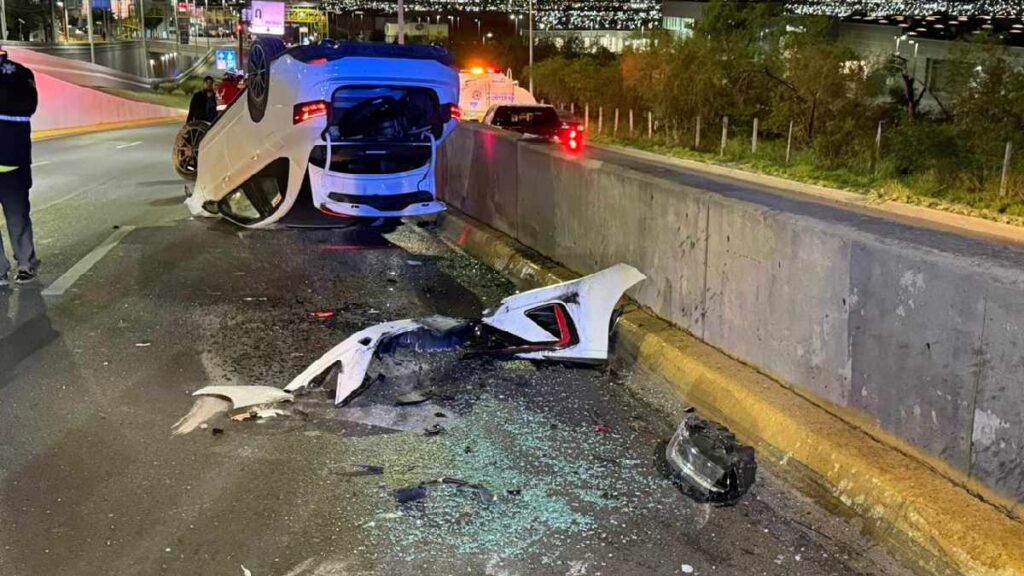 Accidente vehicular en Monterrey: Joven de 17 años vuelca su auto en avenida Leones | VIDEO