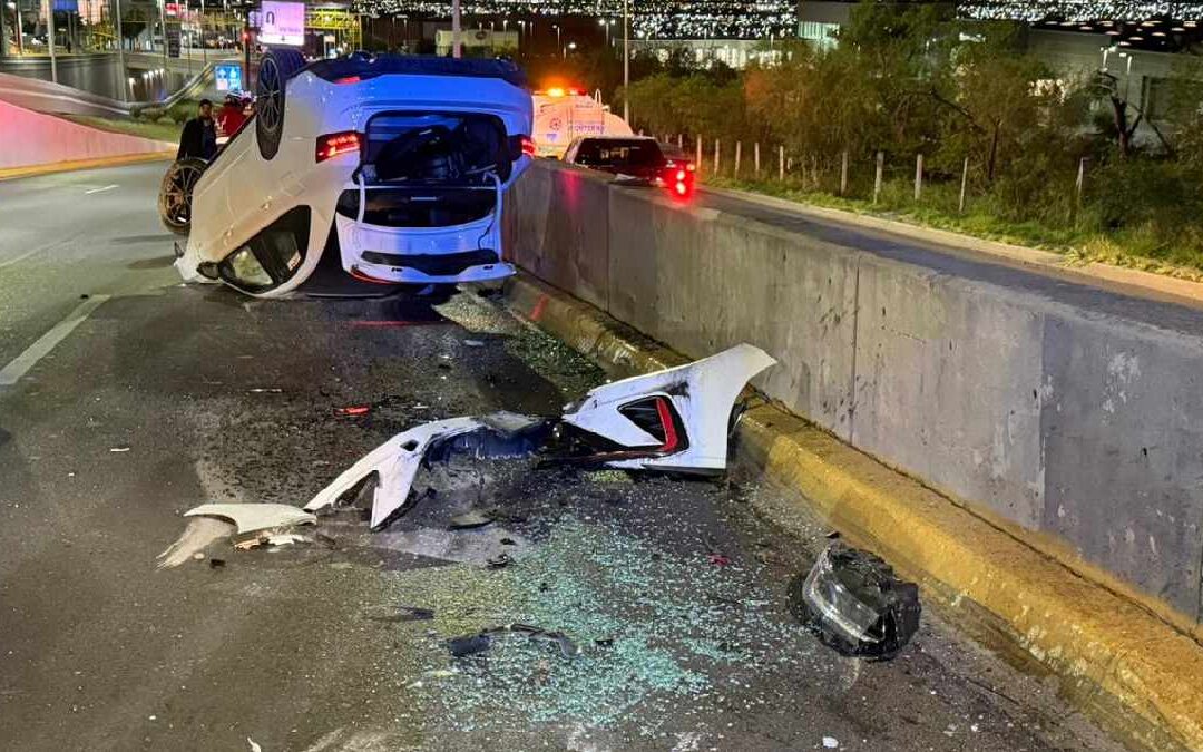 Accidente vehicular en Monterrey: Joven de 17 años vuelca su auto en avenida Leones | VIDEO