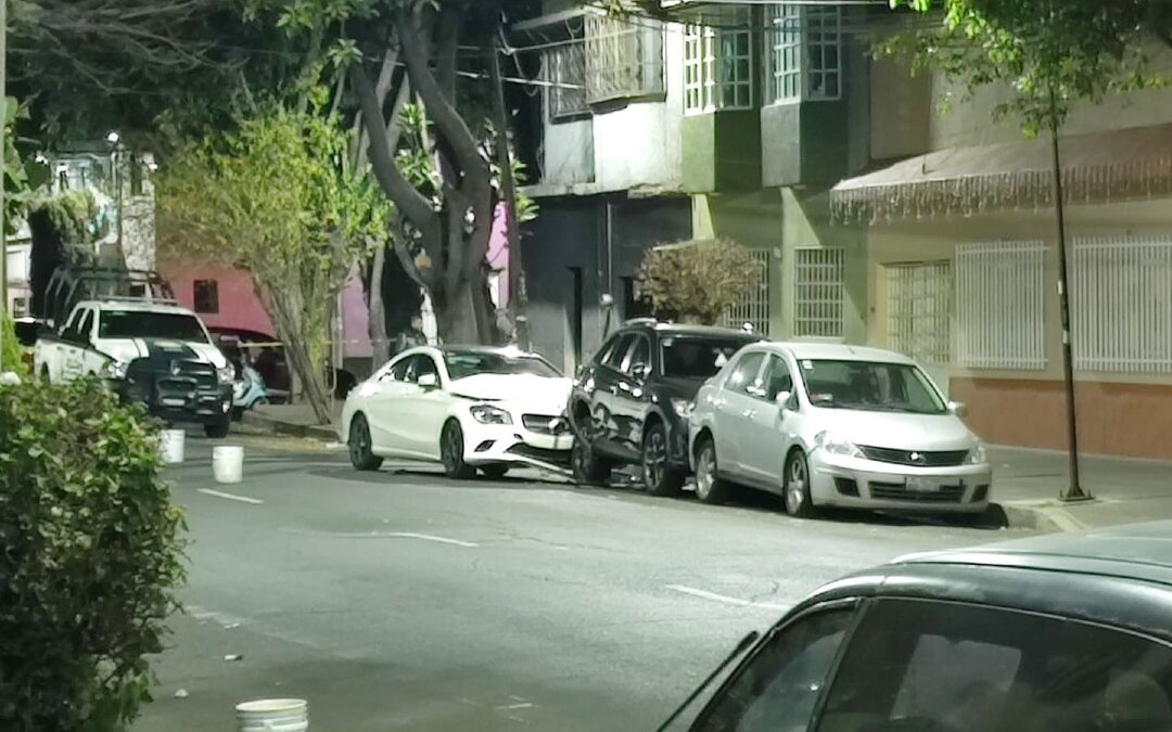 Atentado a balazos en Venustiano Carranza: Pareja atacada en auto de lujo y conductor fallecido