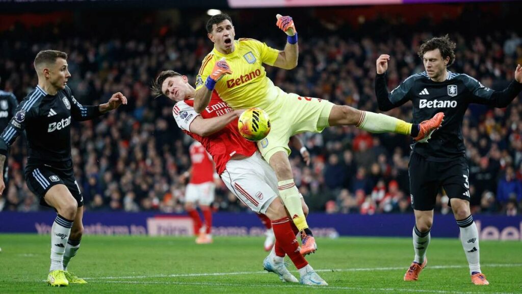 Dibu Martínez sufre un error monumental en la goleada del Aston Villa contra el Arsenal | VIDEO