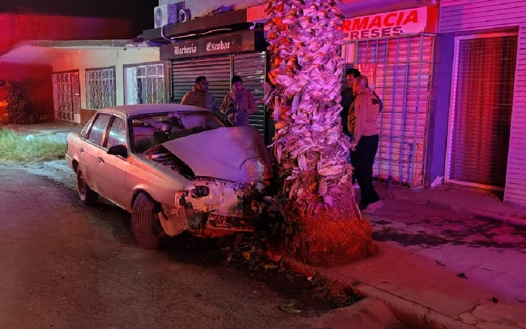 Accidente Automovilístico en Torreón: Menores de Edad Estrellan su Vehículo y Resultan con Fracturas