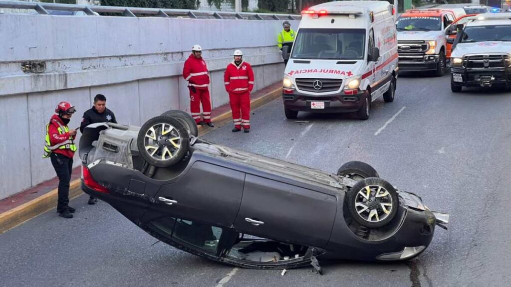 Impactante Volcadura Afecta la Vialidad en la Avenida Garza Sada y Lázaro Cárdenas en Monterrey