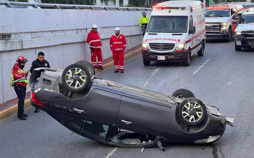 Impactante Volcadura Afecta la Vialidad en la Avenida Garza Sada y Lázaro Cárdenas en Monterrey