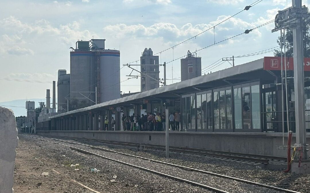 Usuarios de la Línea 4 del Tren Ligero: ¿Por qué cuestionan el aumento de tarifa ante la inseguridad y las obras inconclusas?
