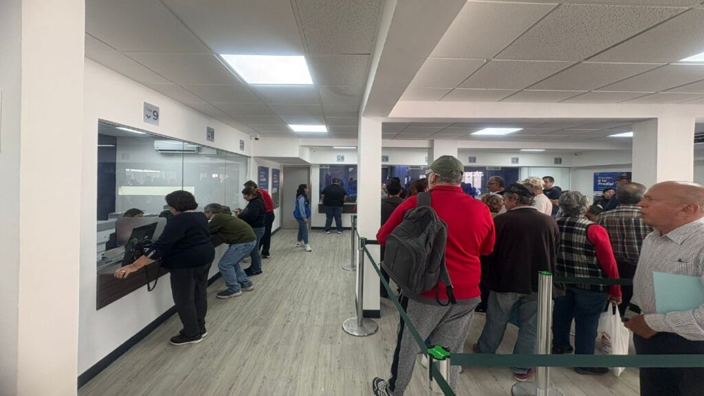 Filas Largas Persisten para el Pago del Predial en San Nicolás en su Segundo Día