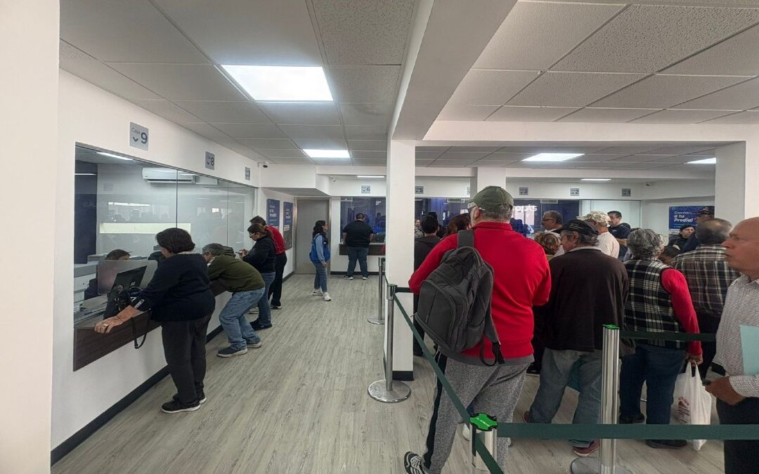 Filas Largas Persisten para el Pago del Predial en San Nicolás en su Segundo Día