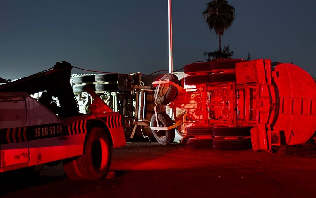 Accidente en Carretera Laredo: Pipa Volcada Cerca del Aeropuerto de Guadalajara