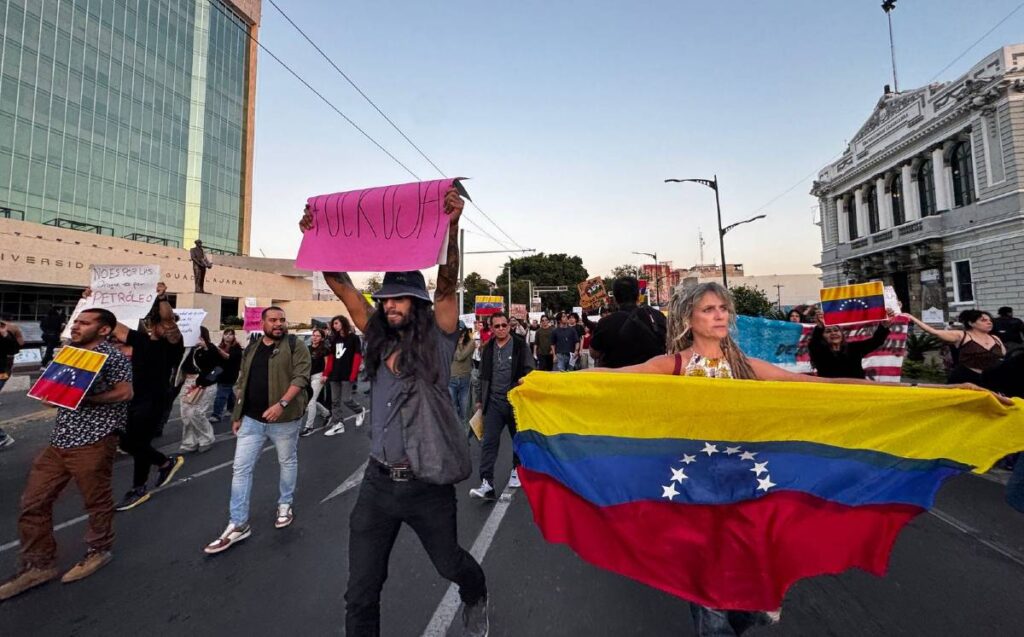 Protesta en Guadalajara: Colectivos Exigen el Fin de la Intervención Extranjera en Venezuela