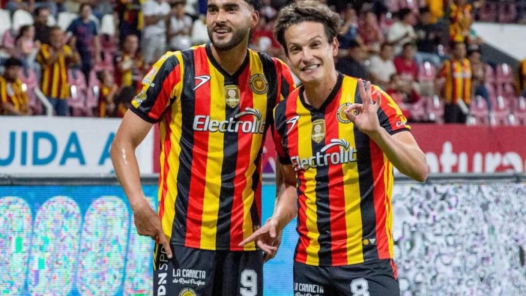 Impactante lesión de Carlos Fierro en el partido UDG vs Rayados: ¡Mira el video!