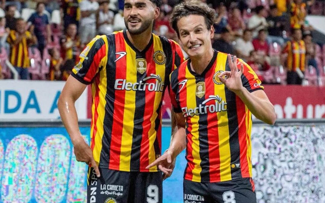 Impactante lesión de Carlos Fierro en el partido UDG vs Rayados: ¡Mira el video!