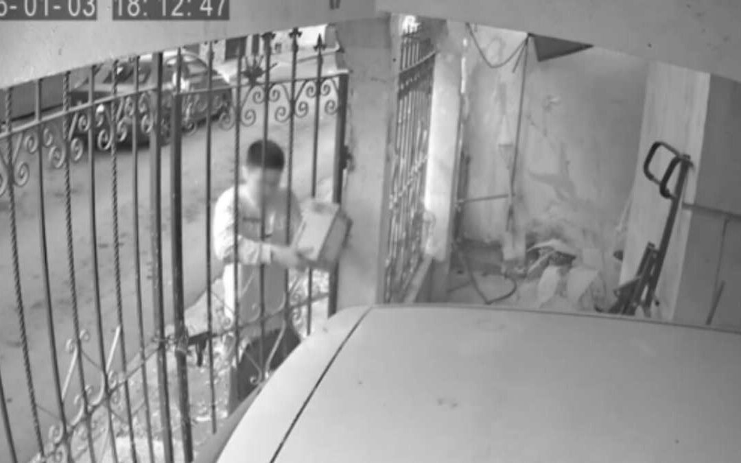 Alerta en Monterrey: Robo de paquete de Amazon en la colonia Moderna | VIDEO