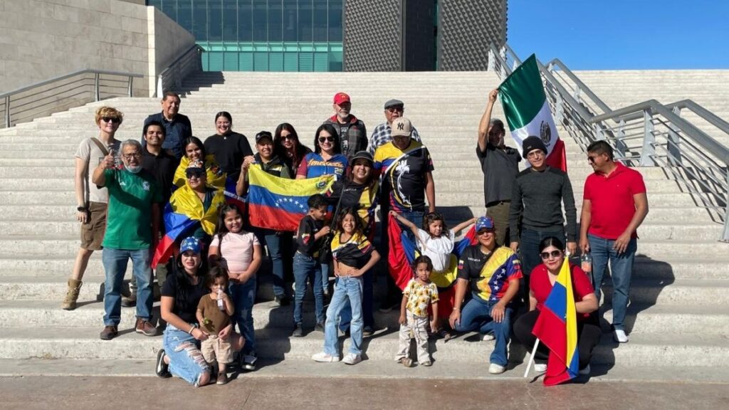 Celebración de Venezolanos en la Plaza Mayor de Torreón por la Captura de Nicolás Maduro