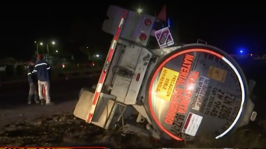 Incidente de Volcadura de Pipa de Diésel Activa a Cuerpos de Emergencia en Lerdo