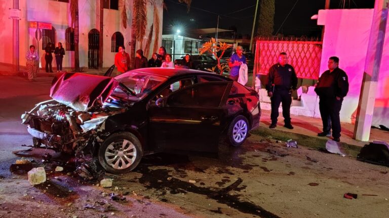 Accidente en Torreón: Joven choca y derriba barda de vivienda