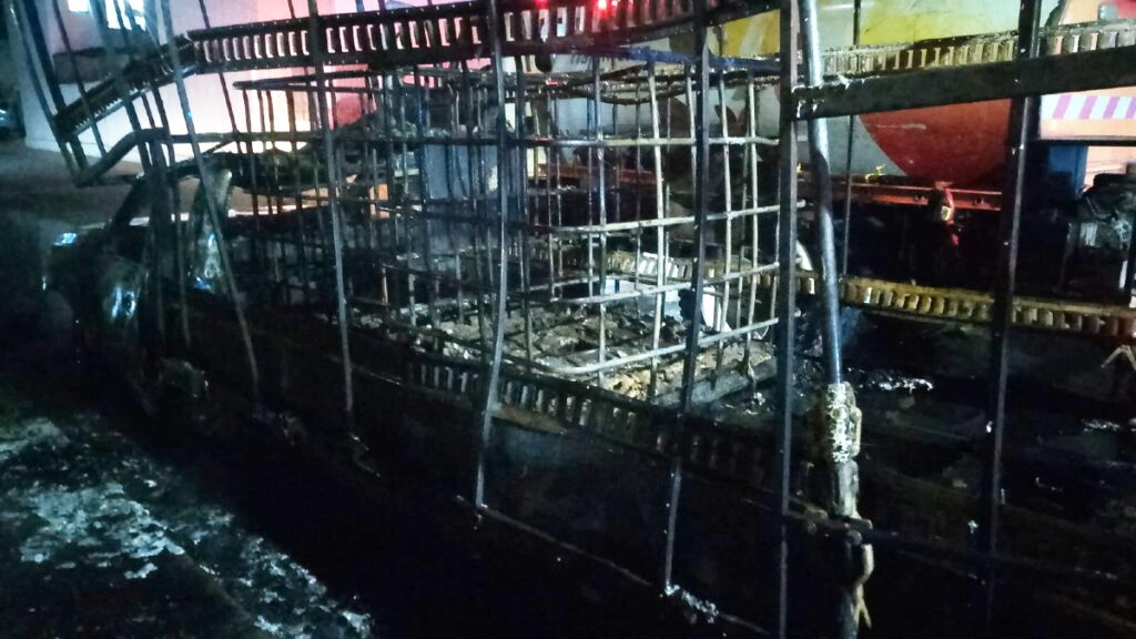 Incendio en Tlajomulco: Consumida camioneta de solventes en vía pública