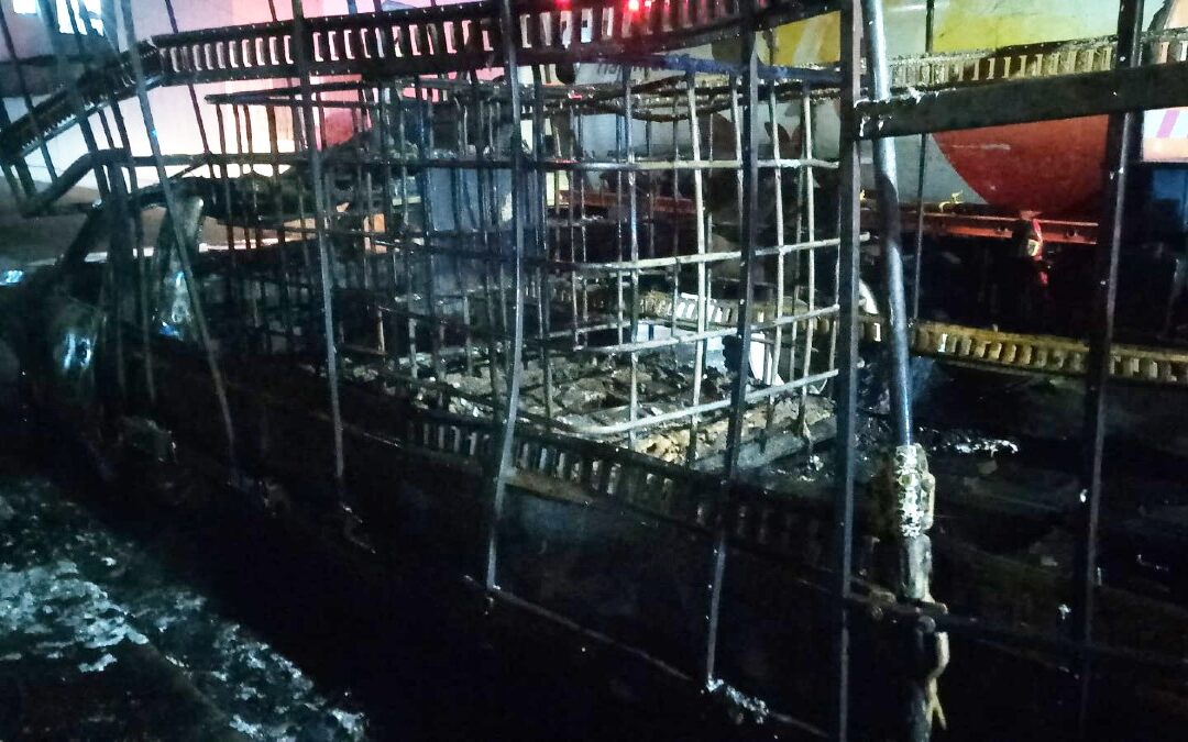 Incendio en Tlajomulco: Consumida camioneta de solventes en vía pública