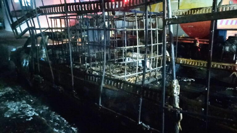 Incendio en Tlajomulco: Consumida camioneta de solventes en vía pública