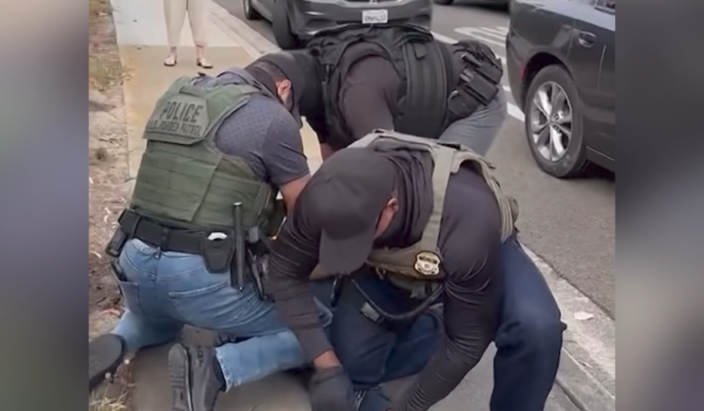 California Prohíbe a Agentes Policiales Usar Mascarillas en Operativos para Aumentar la Transparencia