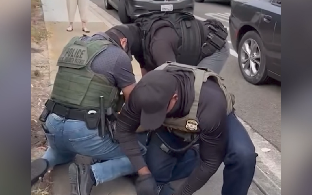 California Prohíbe a Agentes Policiales Usar Mascarillas en Operativos para Aumentar la Transparencia