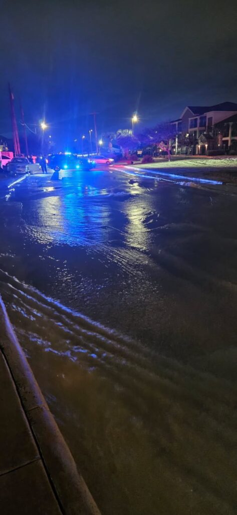 Fuerte fuga de agua afecta el norte de Laredo