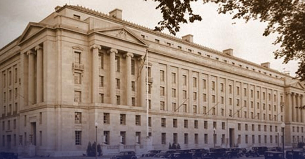 Incendio Provocado en Albuquerque: Samantha Lee Enfrenta Cargos Federales por Daños al Almacén