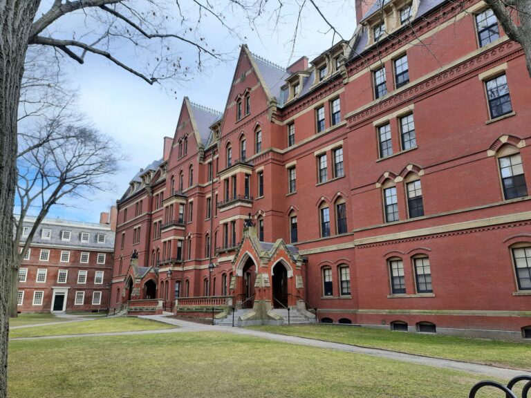 Trump exige a Harvard un acuerdo de mil millones para restaurar financiamiento federal