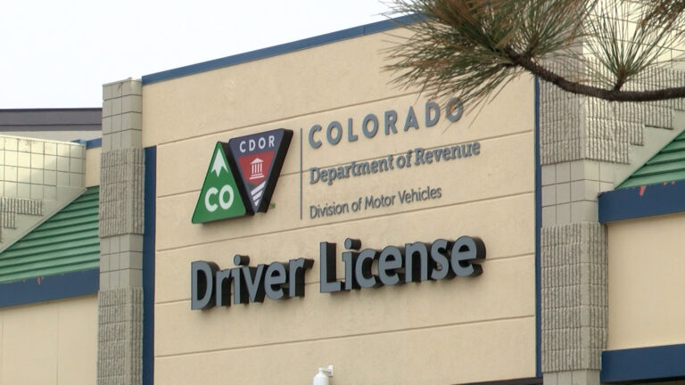 Actualización del DMV: Servicios en Colorado Suspenderán Temporalmente