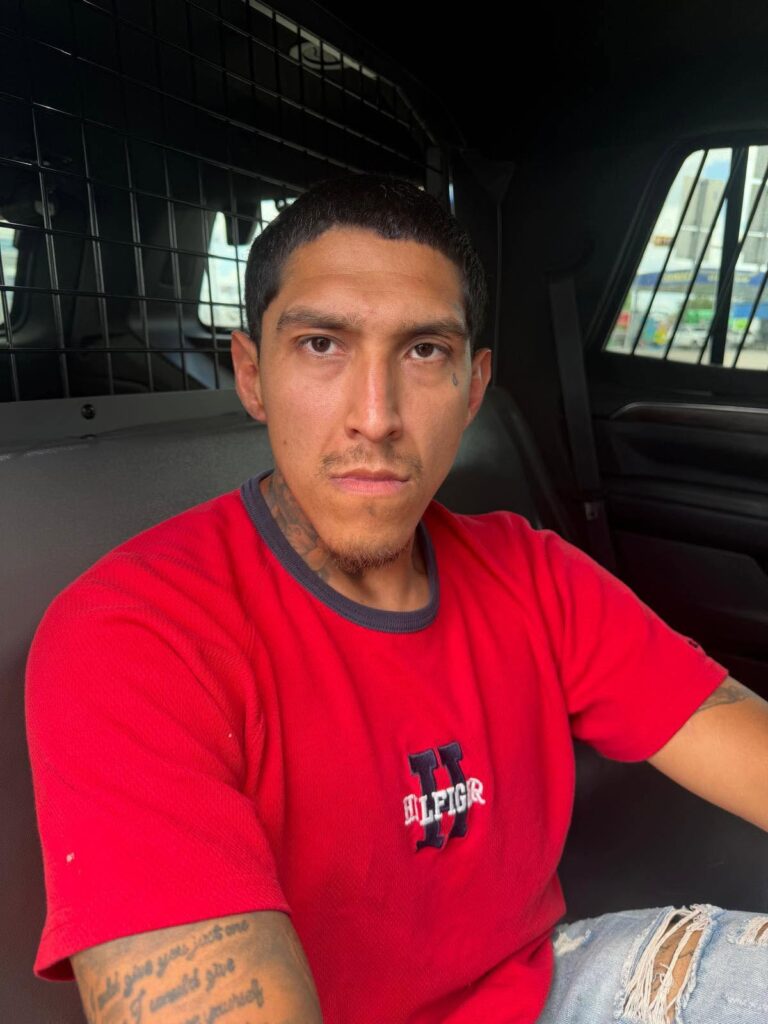 Hombre buscado por robo y hurto es arrestado durante operativo en Freer