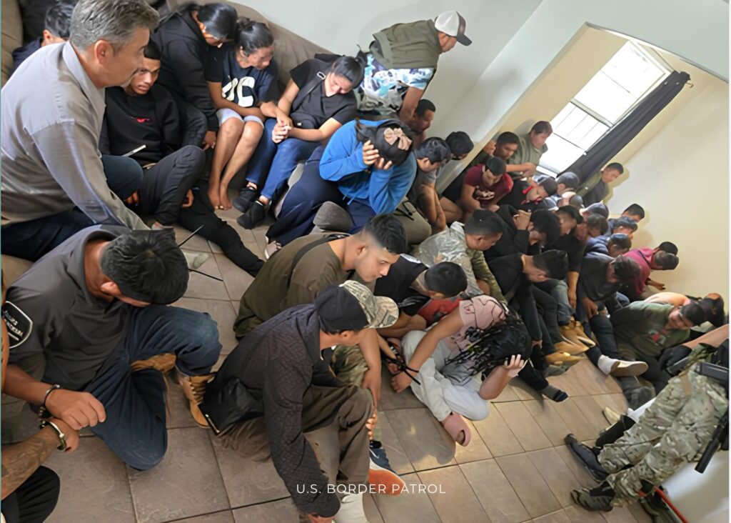 Arrestan a 41 inmigrantes indocumentados vinculados a una casa de escondite cerca de Laredo